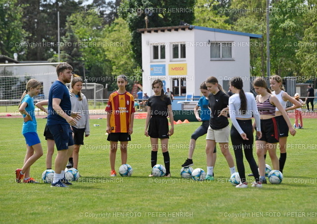 20220521-3899-mädchenfussball-HEN-FOTO | 21.05.2022 Tag des Mädchenfussballs Tag der offenen Tür bei TSV Pfungstadt mit Übungen von Trainer Christoph Bender - Realized with Pictrs.com