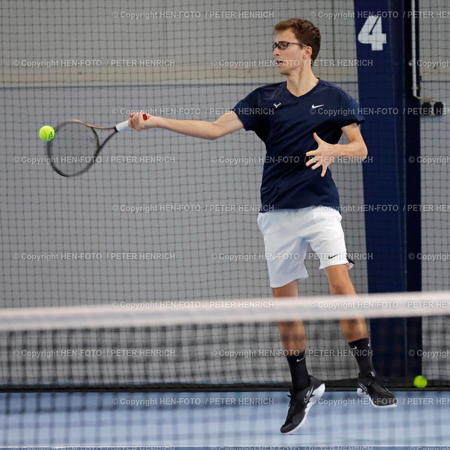 20231203-7131-tennis-bezm-HEN-FOTO | 03.12.2023 Darmstädter HallenTennis Bezirksmeisterschaften Aktive 2023 in Weiterstadt Halbfinale Jannis Wollenburg TC Heppenheim (Foto: Peter Henrich) - Realizzato con Pictrs.com