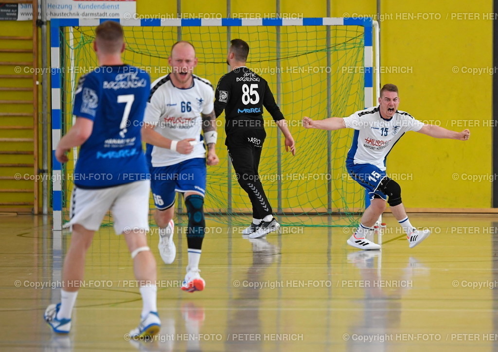 14.5.2022 TSV Pfungstadt verliert 28:30 gegen TGS Niederrodenbach | 14.05.2022 Saison 2021 2022 Handball Männer Landesliga Süd Abstiegsrunde TSV Pfungstadt - TGS Niederrodenbach v. li. TW 85 Julius Gehring (Pf) Torjubel 15 Dennis Neumann (N) verwandelte 7 Meter Foto: Peter Henrich - Realizzato con Pictrs.com