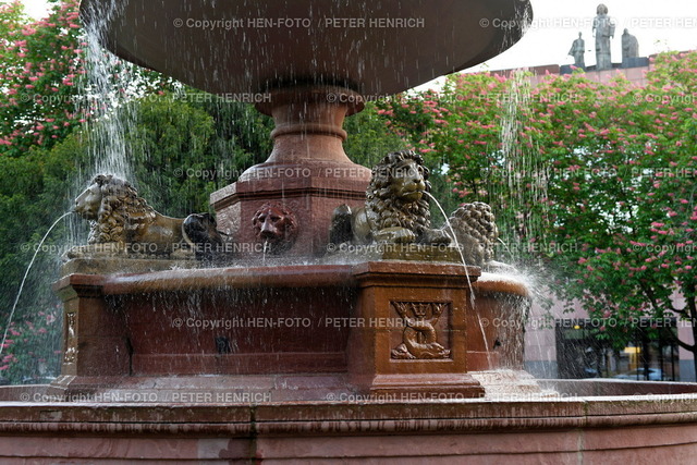 07.05.2022 Impressionen aus Darmstadt  | Aufwendig restaurierter Löwenbrunnen auf Mathildenplatz mit wasserspeienden Figuren - Realizzato con Pictrs.com