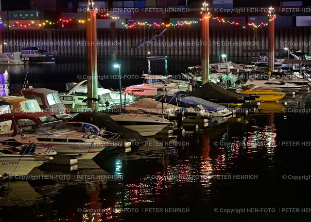 220808-7272-fischerfest-gernsheim-HEN-FOTO | 08.08.2022 Impressionen zum sehr gut besuchten Rheinischen Fischerfest Blick in den Yachthafen bei niedrigem Wasserpegel mit Lichterschmuck (Foto Peter Henrich) - Realizzato con Pictrs.com