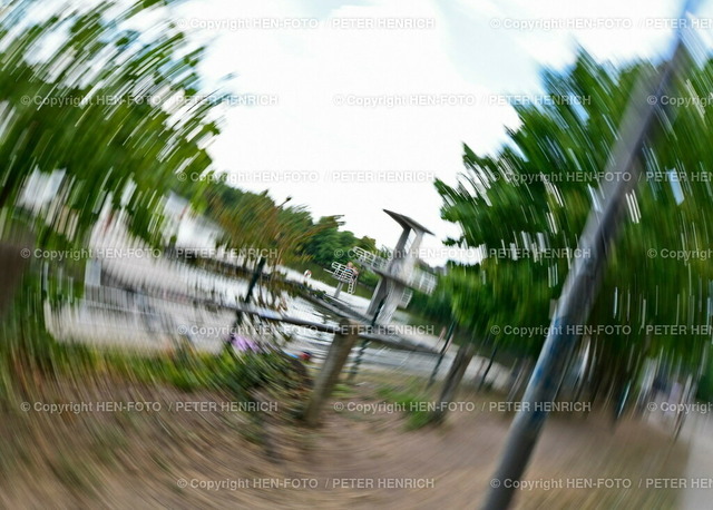 20220731-7015-badeverbot-HEN-FOTO | 31.07.2022 BLAUALGEN Chlorophyll Werte hoch - nur WARNHINWEIS - kein Badeverbot im Familienbad Großer Woog im Sommer 2022 mit Blick auf den Sprungturm (Foto: Peter Henrich) - Realizzato con Pictrs.com