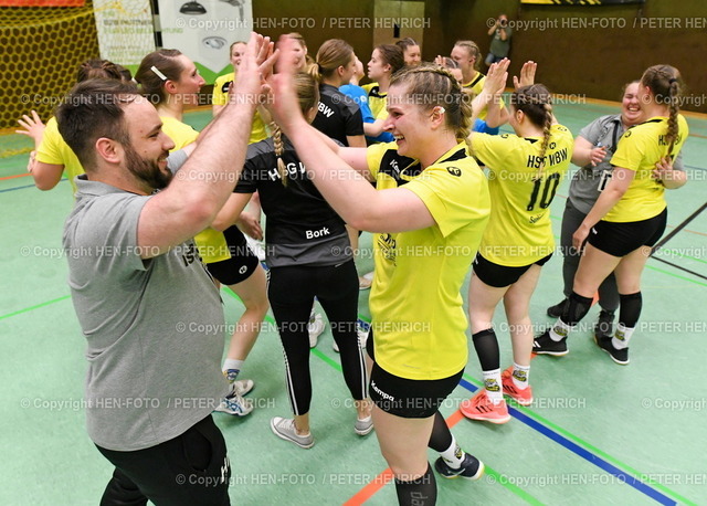 20220507-2767-haba-wei-leihg-HEN-FOTO | 07.05.2022 Saison 2021 2022 Handball Frauen Oberliga Aufstiegsrunde HSG Weiterstadt Braunshardt Worfelden - TSG Leihgestern (23:18) v. li. Jubel nach Abpfiff (HSG) copyright Foto Peter Henrich - Realizzato con Pictrs.com