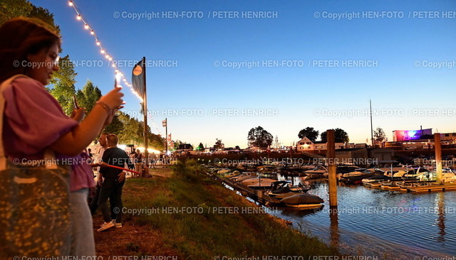 220808-7155-fischerfest-gernsheim-HEN-FOTO | 08.08.2022 Impressionen zum sehr gut besuchten Rheinischen Fischerfest mit Blick über den Yachthafen vor dem Höhenfeuerwerk über dem Rhein (Foto Peter Henrich) - Realizzato con Pictrs.com