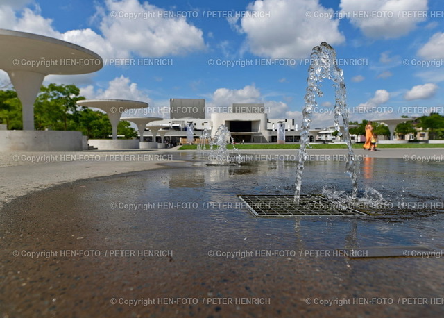 20220625-4971-impressionen-HEN-FOTO | 25.06.2022 - Darmstadt Impressionen Wasserspiele auf Georg Büchner Platz vor Staatstheater Rutschgefahr kein Trinkwasser (Foto Peter Henrich) - Realized with Pictrs.com