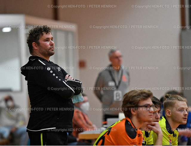 Handball Männer Landesliga HSG Bieberau-Modau II -  TSV Pfungstadt 06.02.2022 copyright by Peter Henrich HEN-FOTO | Handball Männer Landesliga HSG Bieberau-Modau II - TSV Pfungstadt (25:25) 06.02.2022 Besorgter Blick Trainer Andreas Wolf (GB) copyright by Peter Henrich HEN-FOTO - Realized with Pictrs.com