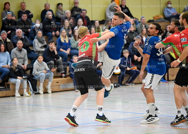 Handball Männer Landesliga Süd Pfungstadt - Rossdorf/Reinheim | 02.04.2022 Handball Männer Landesliga Süd Saison 2021 2022 TSV Pfungstadt - MSG Rossdorf/Reinheim (24:26) v. li. 10 Julian Ripper (MSG) 8 Ben Feldmann (TSV) 34 Can Iserinc (TSV) copyright HEN-FOTO Peter Henrich - Realizzato con Pictrs.com