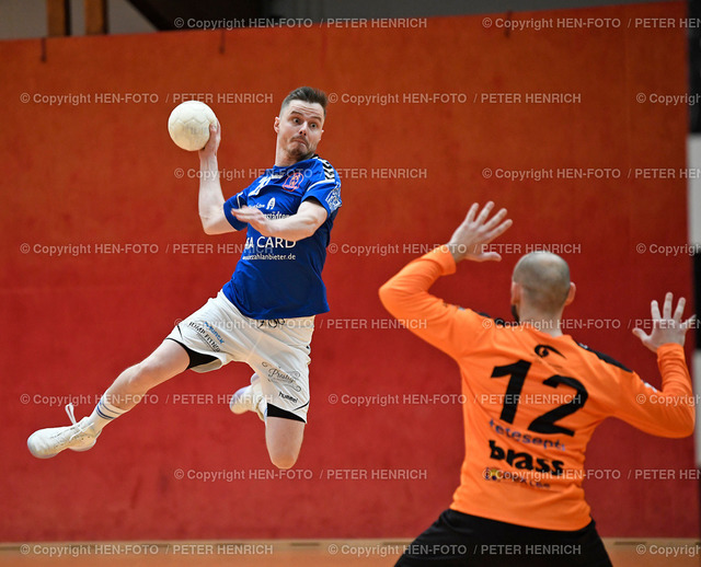 Handball Männer Landesliga HSG Bieberau-Modau II -  TSV Pfungstadt 06.02.2022 copyright by Peter Henrich HEN-FOTO | Handball Männer Landesliga HSG Bieberau-Modau II - TSV Pfungstadt (25:25) 06.02.2022 li Sprungwurf 29 Tim Patrzalek 11 Treffer (Pf) re 12 Marinko Sevo (GB) copyright by Peter Henrich HEN-FOTO - Realizzato con Pictrs.com