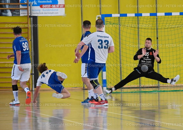 14.5.2022 TSV Pfungstadt verliert 28:30 gegen TGS Niederrodenbach | 14.05.2022 Saison 2021 2022 Handball Männer Landesliga Süd Abstiegsrunde TSV Pfungstadt - TGS Niederrodenbach v. li. 10 Etienne Schweizer (N) TW 85 Julius Gehring (Pf) Foto: Peter Henrich - Realized with Pictrs.com