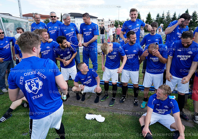 Fussball Männer KLB Dieburg Meister SV Münster II | Fussball Männer KLB Dieburg Meister SV Münster II 20170521 - Meisterfeier Bierdusche vor Mannschaftsbild - copyright HEN-FOTO - Realized with Pictrs.com