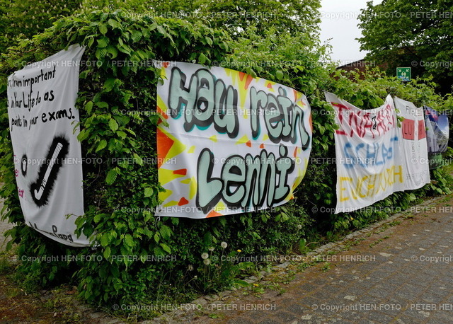 04.05.2022 Glückwünsche von Eltern zur Abiturprüfung 2022 | 04.05.2022 Viel Glück Alles Gute Wünsche von Freunden zum Abi 2022 auf Schilder Plakate am Gymnasium - Realized with Pictrs.com