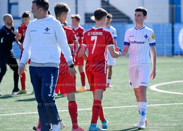 16.04.2022 Fussball C-Junioren SV Darmstadt 98 - SC Freiburg | 16.04.2022 Fussball Saison 2020 2021 C-Junioren U15 Regionalliga Süd Abstiegsrunde SV Darmstadt 98 - SC Freiburg (0:1) enttäuscht Enttäuschung links Trainer Patrick Kurt (DA) rechts 19 Nathan Büker (DA) copyright HEN-FOTO Peter Henrich - Realizzato con Pictrs.com