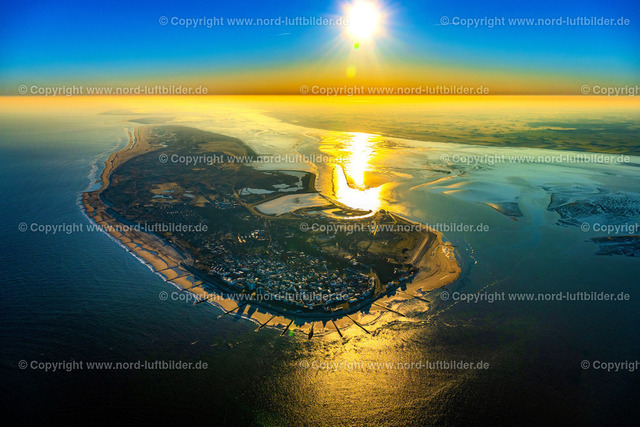 Norderney_Sonnenaufgang_ELS_4930080322 | NORDERNEY 08.03.2022 Sandstrand- Landschaft an der Nordsee zur Insel Norderney im Sonnenaufgang im Bundesland Niedersachsen. // Beach landscape on the North Sea to island Norderney at first light in the state Lower Saxony. Foto: Martin Elsen