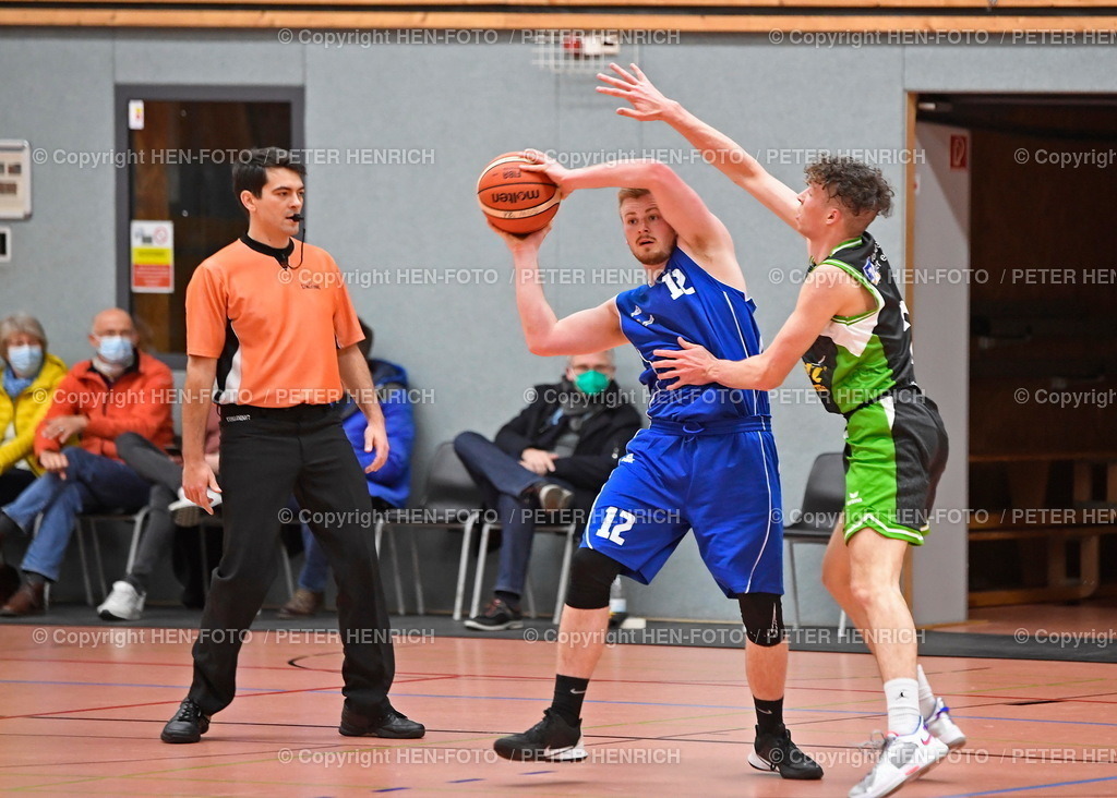 Basketball Herren SG Weiterstadt - Gladiators Trier  | 02.04.2022 Basketball 2. Regionalliga Nord Herren Saison 2021 2022 SG Weiterstadt - Gladiators Trier (66:57) v. li. 12 Philipp Pons (Weiterstadt) 2 Jonas Kronewald (Trier) copyright HEN-FOTO Peter Henrich - Realizzato con Pictrs.com