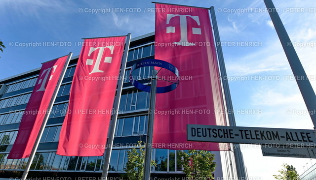 20220625-5060-impressionen-HEN-FOTO | 25.06.2022 - Darmstadt Impressionen Deutsche Telekom Allee mit Fahnen im Telekommunikationszentrum Rhein-Main (Foto Peter Henrich) - Realized with Pictrs.com