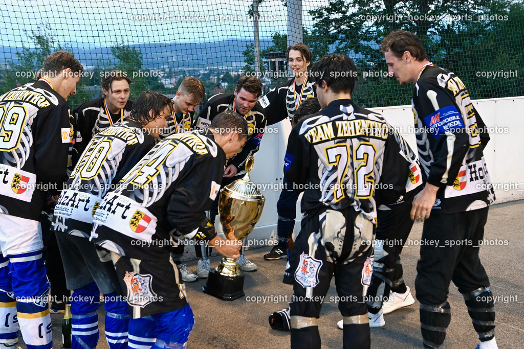 Siegerehrung Ballhockeysaison 2022 Team Zehenthof vs. VAS Villach 24.7.2022 | hockey sports photos, Pressefotos, Sportfotos, hockey247, win 2day icehockeyleague, Handball Austria, Floorball Austria, ÖVV, Kärntner Eishockeyverband, KEHV, KFV, Kärntner Fussballverband, Österreichischer Volleyballverband, Alps Hockey League, ÖFB,