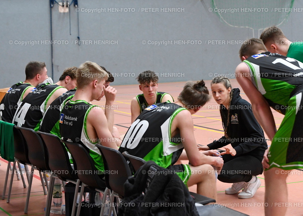 Basketball Herren SG Weiterstadt - Gladiators Trier  | 02.04.2022 Basketball 2. Regionalliga Nord Herren Saison 2021 2022 SG Weiterstadt - Gladiators Trier (66:57) v. li. Trainerin Stephanie Scherer (Trier) copyright HEN-FOTO Peter Henrich - Realizzato con Pictrs.com