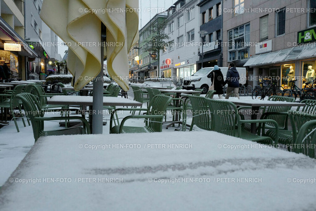 20231204-L1050429-winter-schnee-HEN-FOTO | 04.12.2023 Winter Impressionen in der Innenstadt von Darmstadt nach leichtem Schneefall ein bisschen Wintereinbruch und leere Tische und Stühle der Außengastronomie (Foto: Peter Henrich) - Realized with Pictrs.com