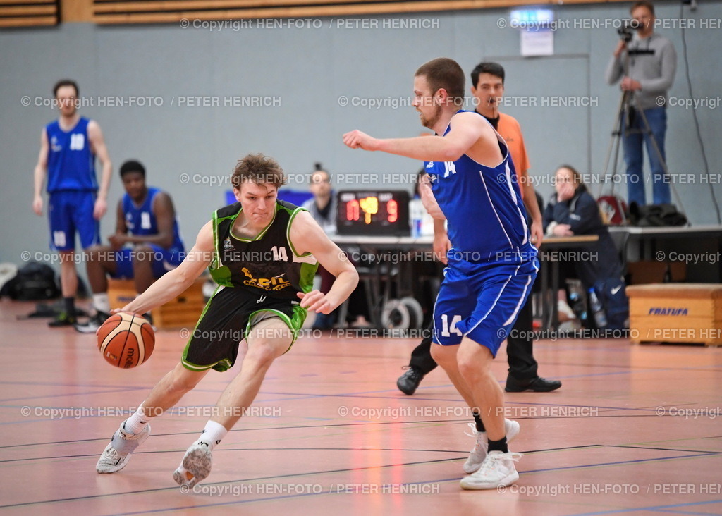 Basketball Herren SG Weiterstadt - Gladiators Trier  | 02.04.2022 Basketball 2. Regionalliga Nord Herren Saison 2021 2022 SG Weiterstadt - Gladiators Trier (66:57) v. li. 14 Felix Greif (Trier) 14 Fabian Rainer Arnold (Weiterstadt) copyright HEN-FOTO Peter Henrich - Realizzato con Pictrs.com