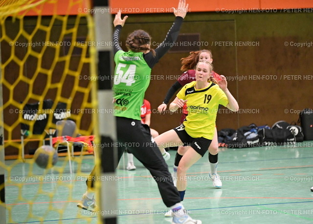 20220507-2499-haba-wei-leihg-HEN-FOTO | 07.05.2022 Saison 2021 2022 Handball Frauen Oberliga Aufstiegsrunde HSG Weiterstadt Braunshardt Worfelden - TSG Leihgestern (23:18) v. li. 54 Jana Schweisfurth (L) 19 Fabienne Wamser (HSG) copyright Foto Peter Henrich - Realized with Pictrs.com