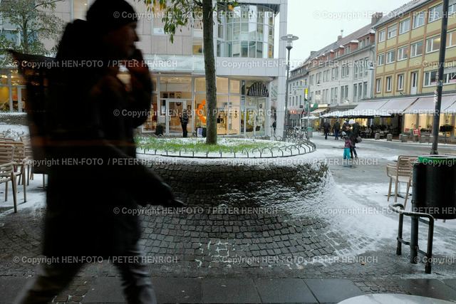 20231204-L1050426-winter-schnee-HEN-FOTO | 04.12.2023 Winter Impressionen in der Innenstadt von Darmstadt nach leichtem Schneefall ein bisschen Wintereinbruch (Foto: Peter Henrich) - Realized with Pictrs.com